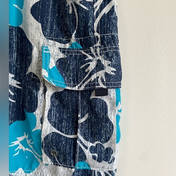 Men’s Hollister Floral Swim  Trunks - Size Small - Picture 5 of 9